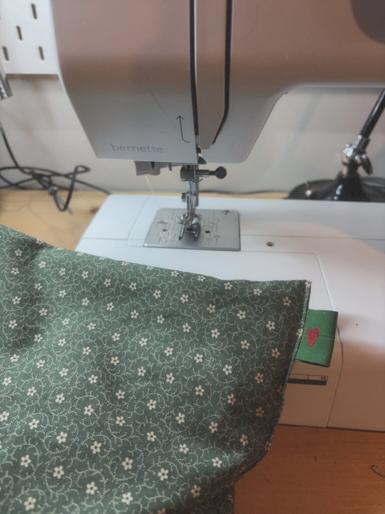 création d'un sac magique devant une machine à coudre